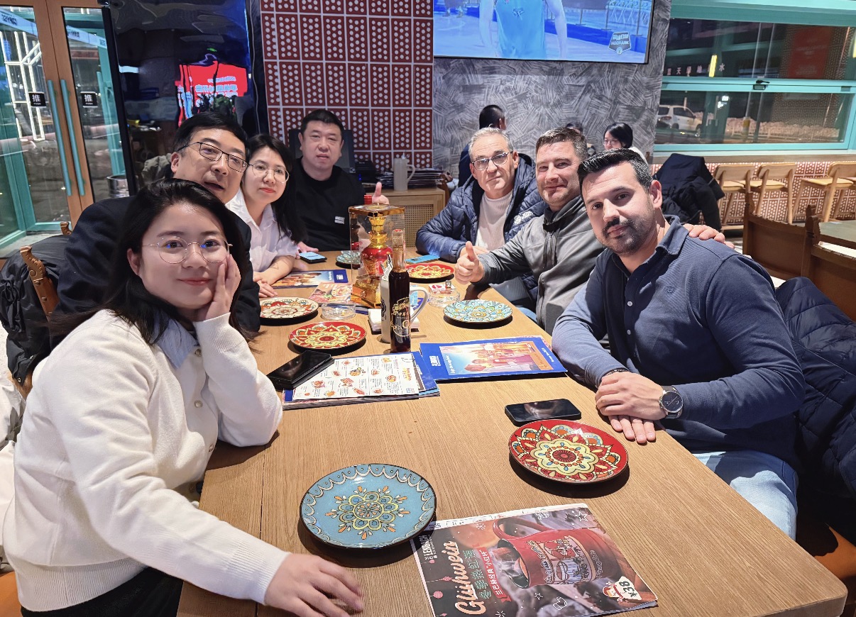 Yuwuzhi team sharing a meal with international business partners