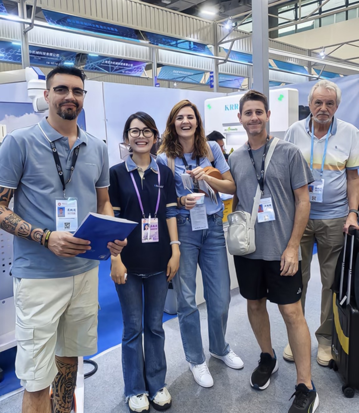 Yuwuzhi team and international guests at a trade fair