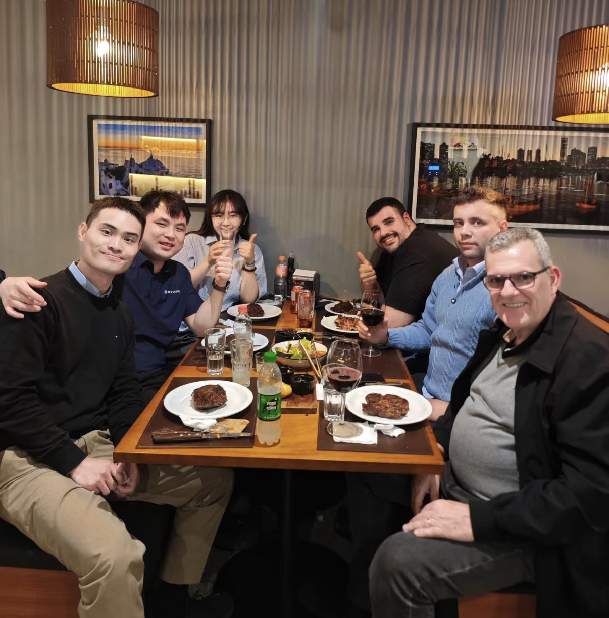 Yuwuzhi colleagues and international partners sharing a meal