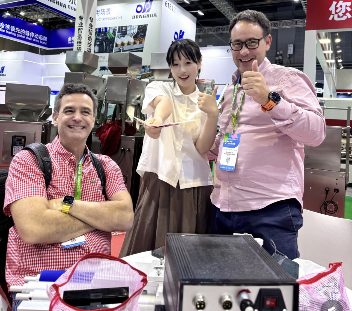 Yuwuzhi team with overseas visitors at an international exhibition